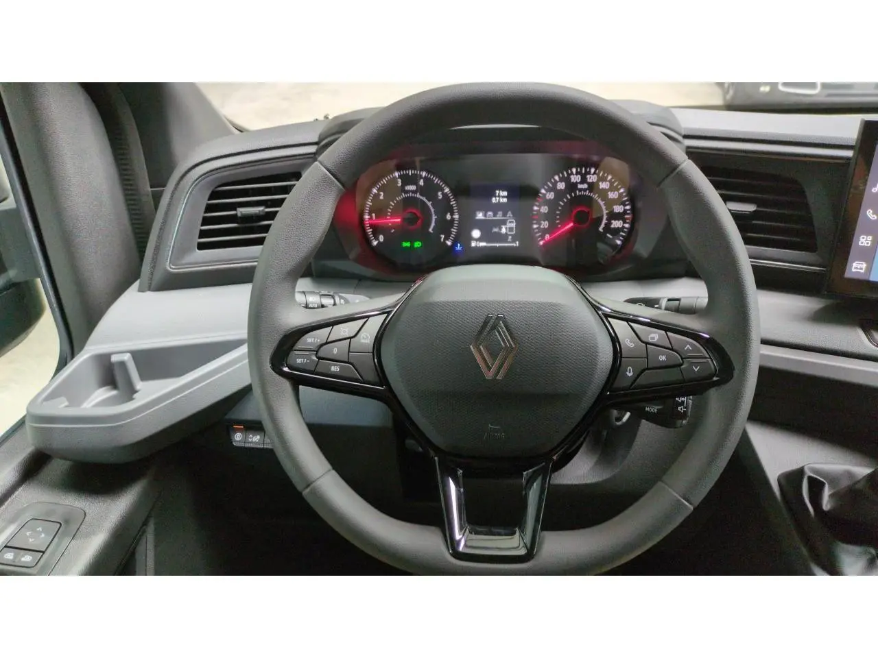 Volant noir de Renault Master 2025 avec commandes intégrées et tableau de bord digital visible en plan rapproché.