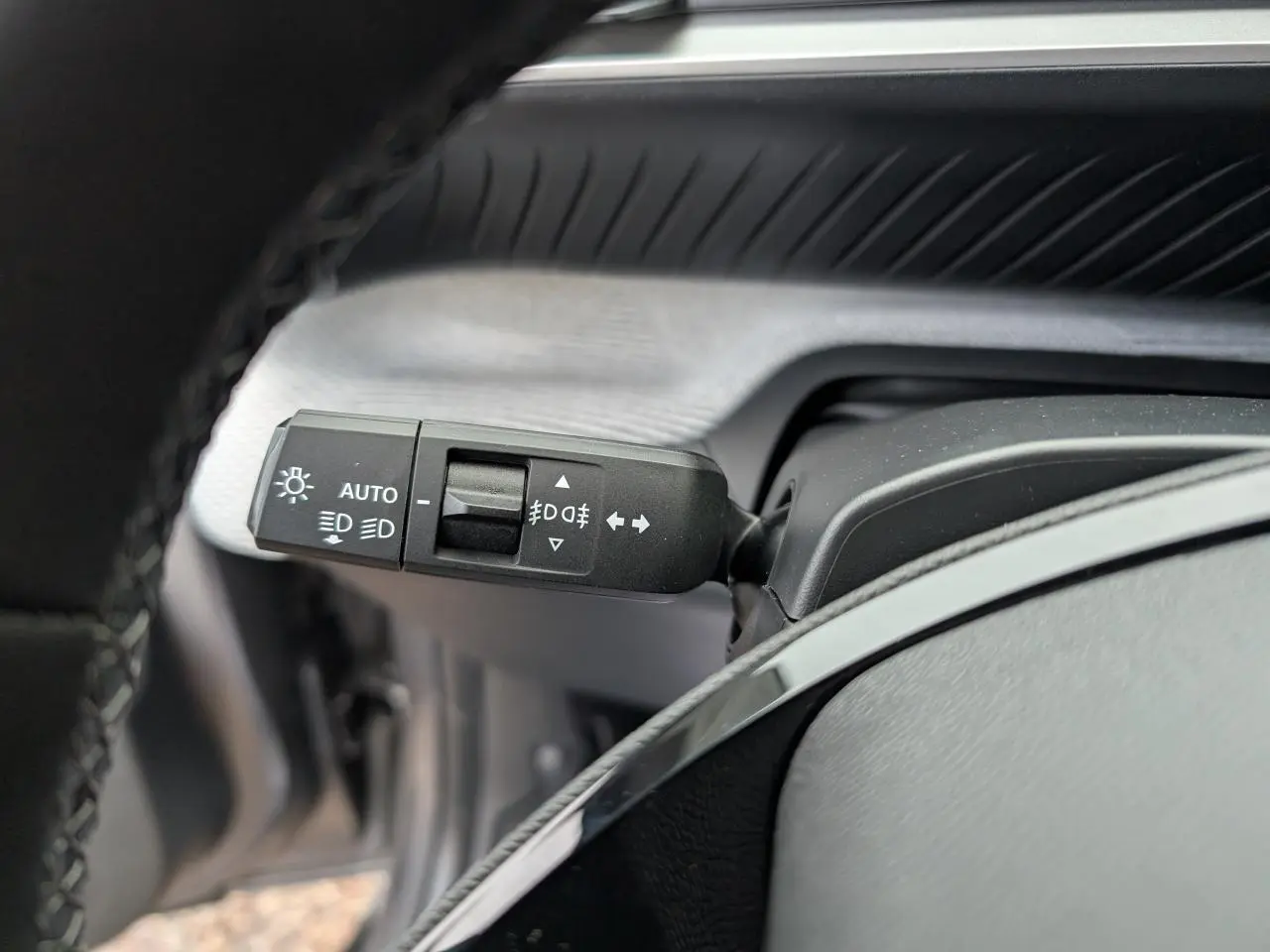 Gros plan sur la commande des feux et clignotants côté gauche du volant dans un Citroën C3 Aircross gris métallisé 2025.