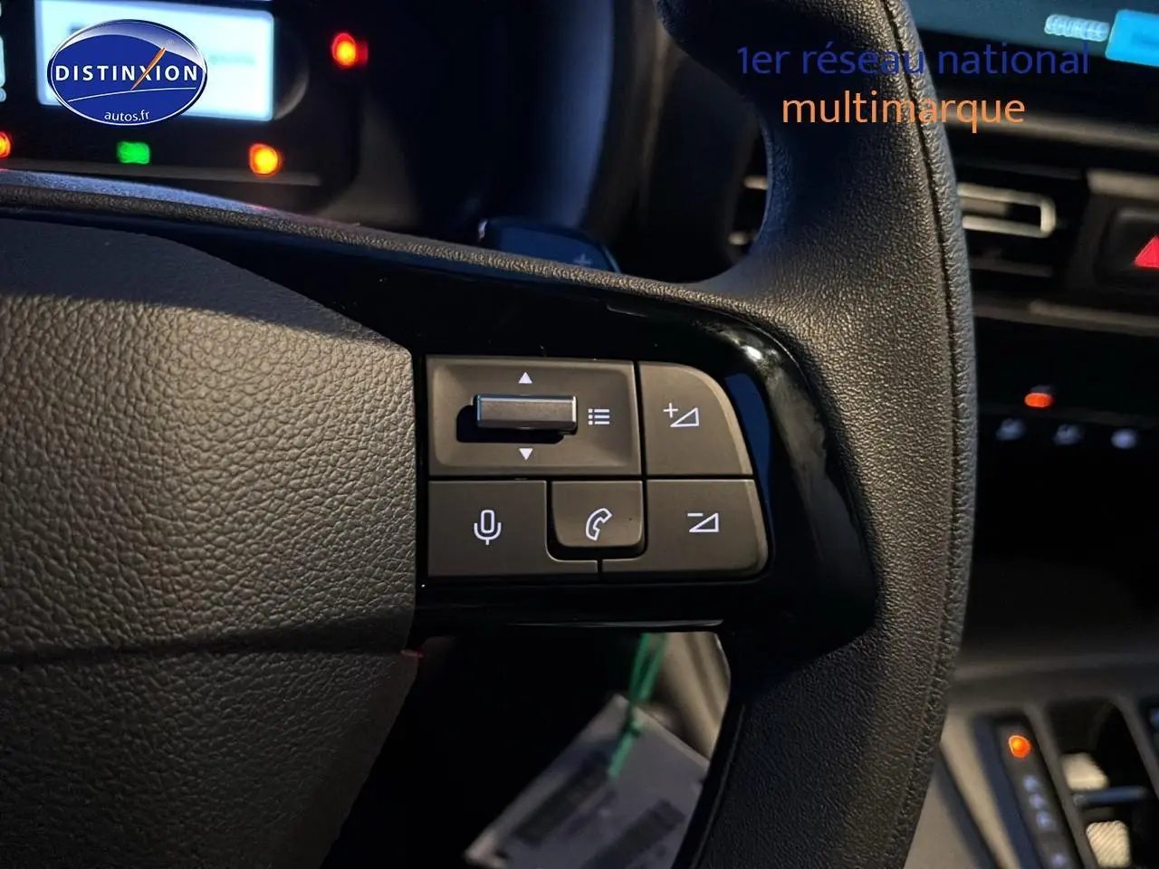 Gros plan sur les commandes multifonctions du volant noir du Citroën Berlingo Fourgon blanc 2025.