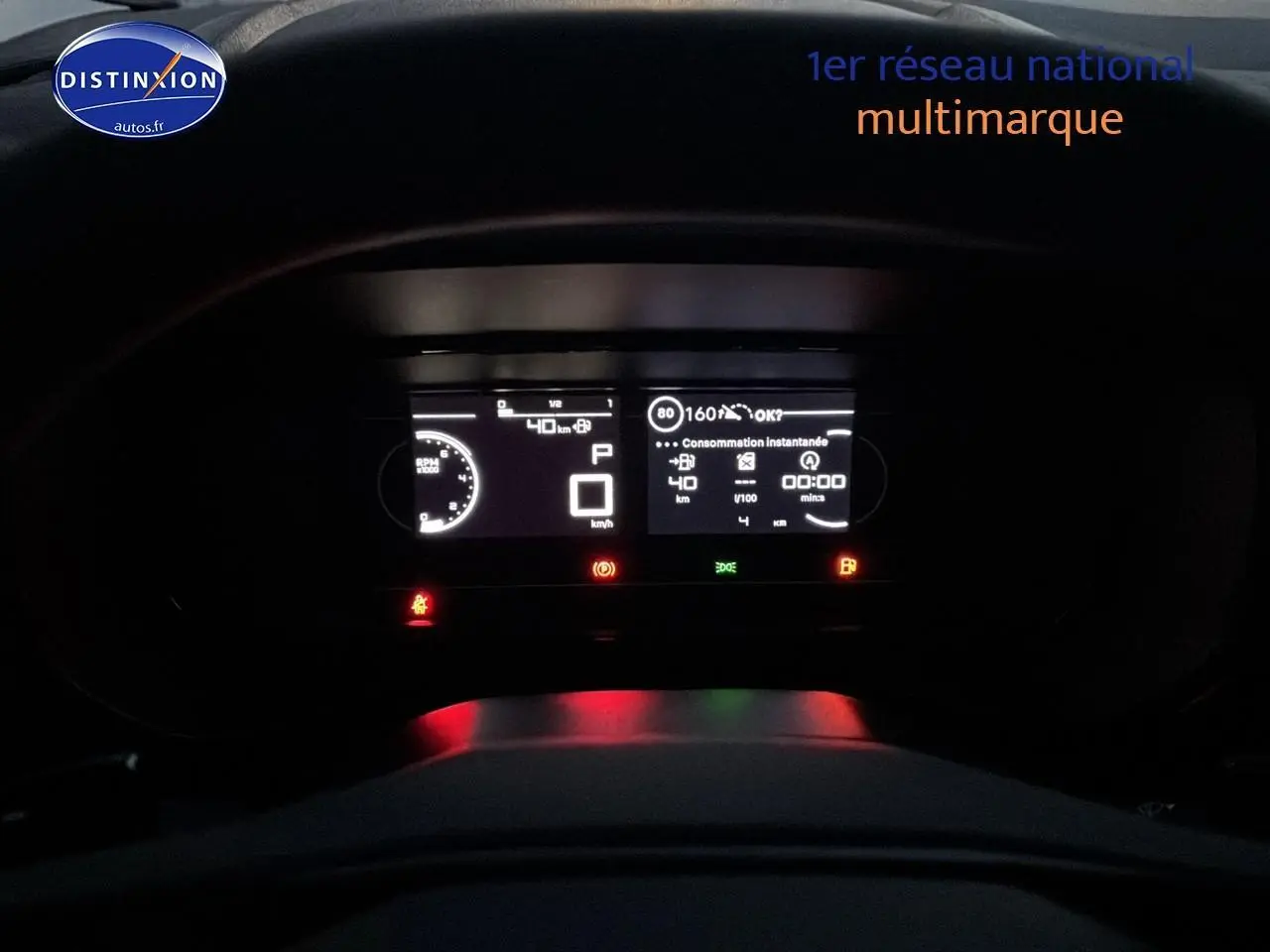 Vue du tableau de bord numérique du Citroën Berlingo Fourgon blanc 2025, affichant vitesse et consommation instantanée.