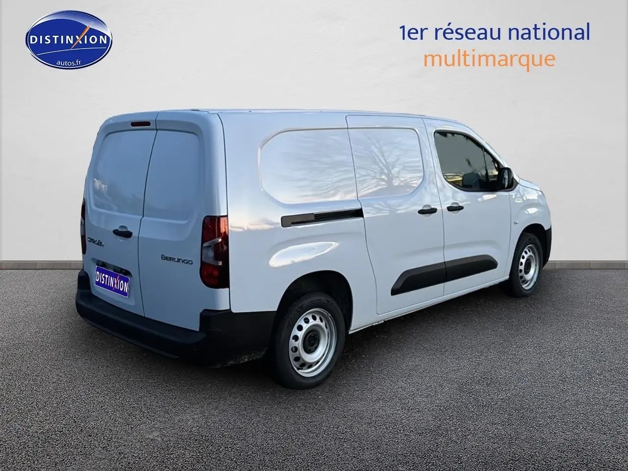 Vue 3/4 arrière droite d’un Citroën Berlingo Fourgon blanc avec porte latérale coulissante et double portes arrière.