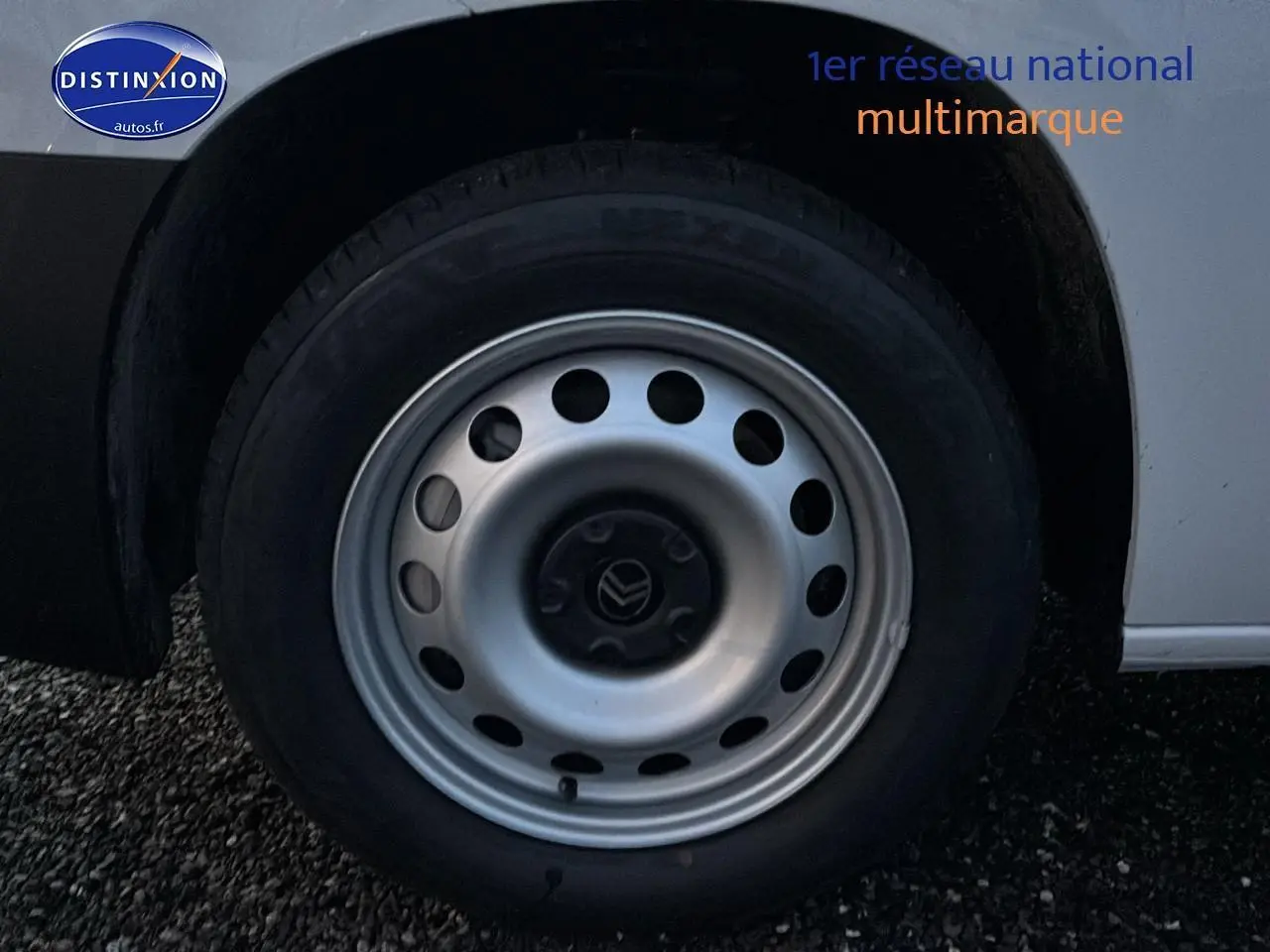 Gros plan sur la roue avant droite en jante acier du Citroën Berlingo Fourgon blanc 2025.