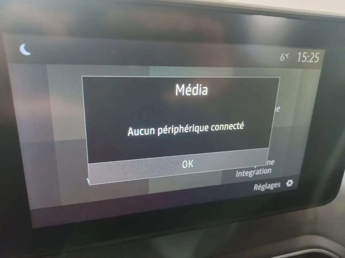 Écran tactile central de la Dacia Sandero 2024 affichant un message "Aucun périphérique connecté" en mode média.