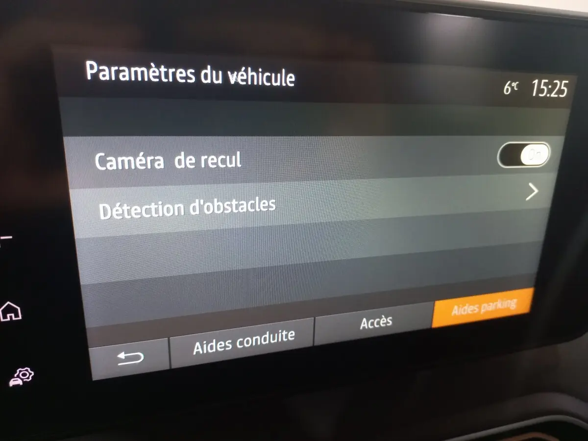 Écran tactile central de la Dacia Sandero Extreme+ 2024 affichant les paramètres caméra de recul et détection d'obstacles.