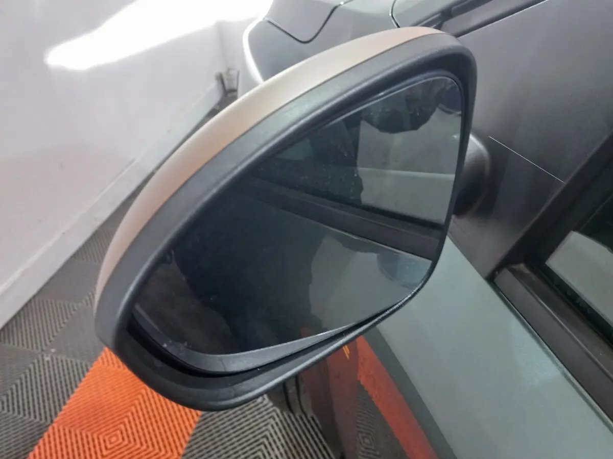 Rétroviseur extérieur droit gris ton caisse de la Dacia Sandero Extreme+ TCe 110 2024, vue rapprochée en intérieur.