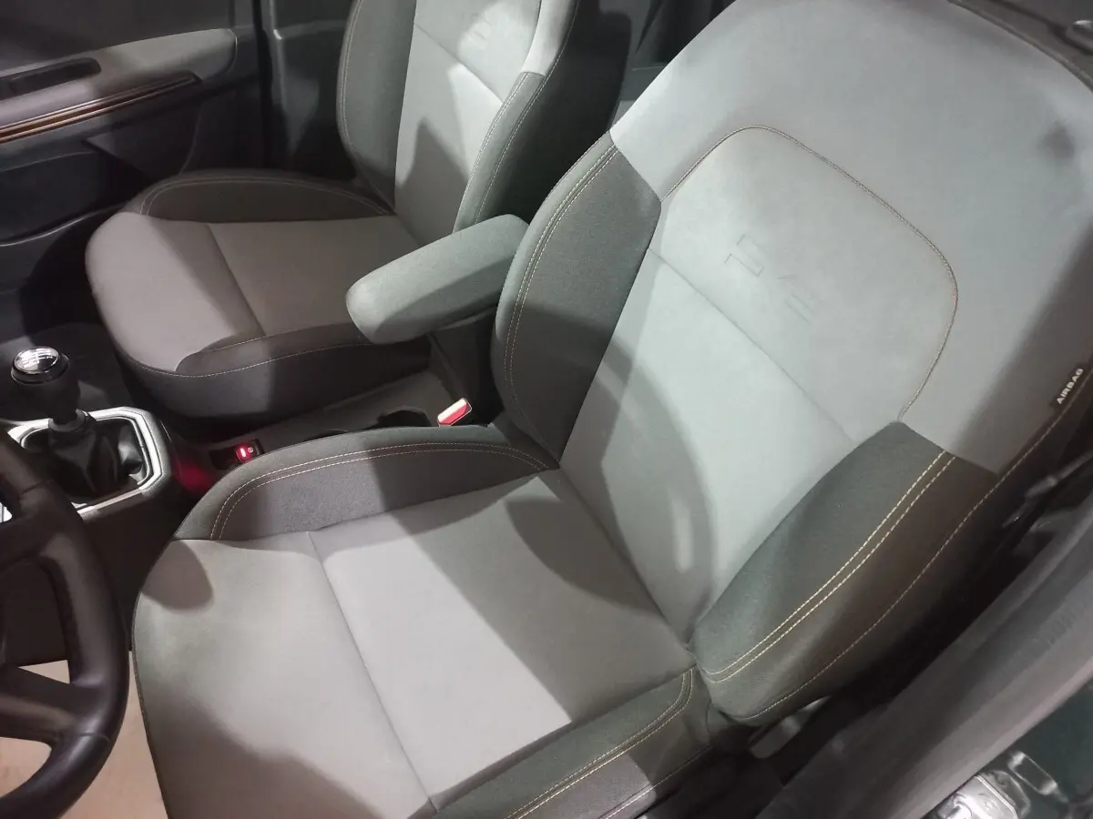 Vue intérieure rapprochée des sièges avant gris du Dacia Sandero Extreme+ TCe 110 2024 avec levier de vitesse manuel.