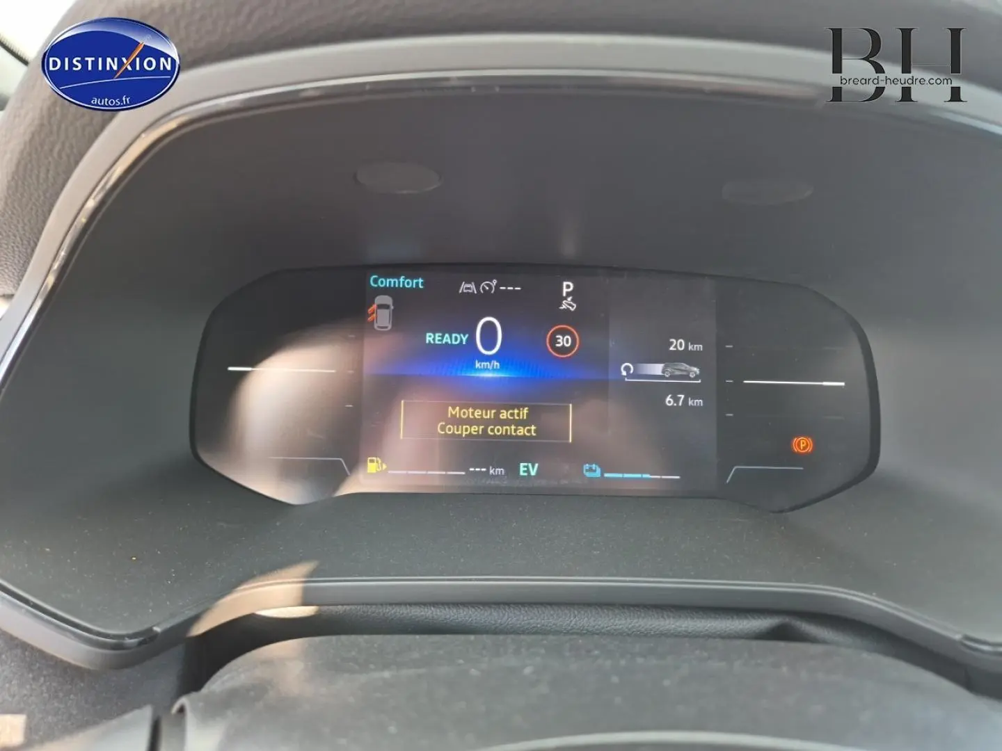 Tableau de bord numérique du Renault Captur 1.6 E-Tech bleu, affichant vitesse et informations de conduite.