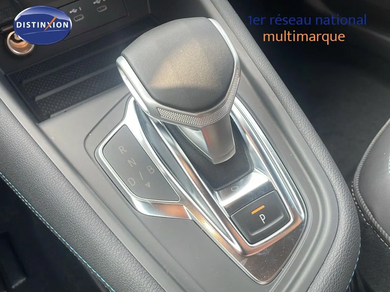 Le levier de vitesses automatique du Renault Captur E-Tech hybride, avec finition gris cassiopée et détails chromés.