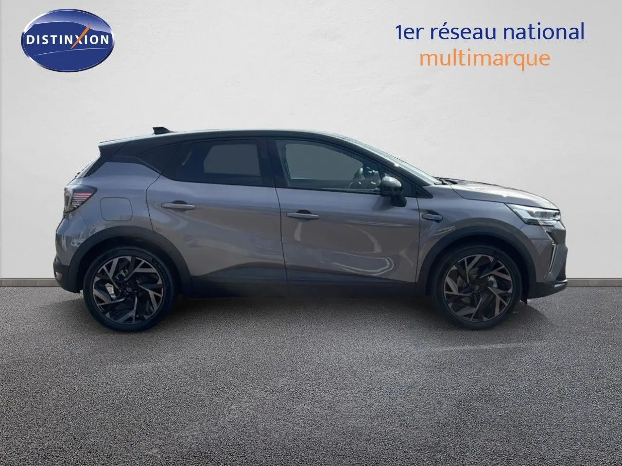 Profil droit du Renault Captur E-Tech hybride 2025 gris cassiopée avec toit noir et jantes noires stylisées.