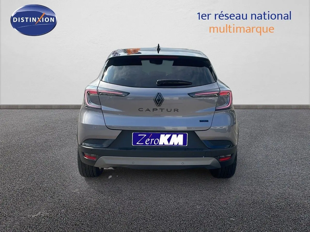 Vue arrière d'un Renault Captur E-Tech hybride gris Cassiopée avec toit noir, immatriculé Zéro KM.