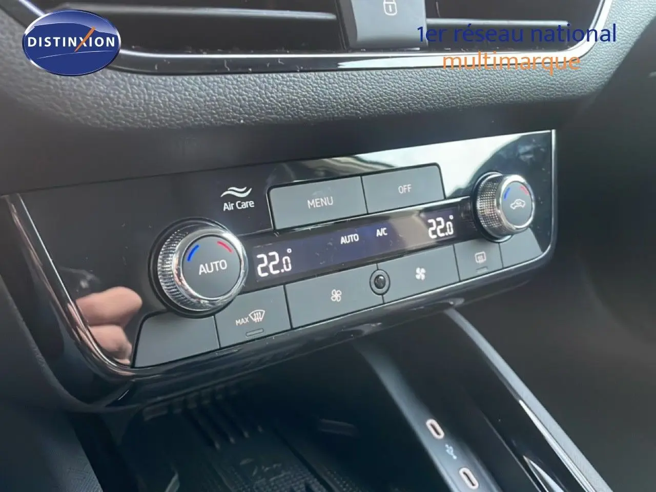 Vue rapprochée de la console centrale avec la climatisation automatique du Skoda Kamiq gris argent métallisé.