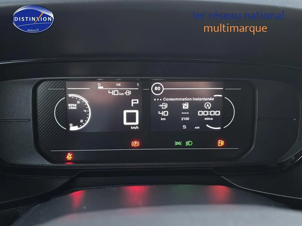 Tableau de bord numérique de la Citroën Berlingo Fourgon blanc, affichage de la consommation et vitesse à l'arrêt.