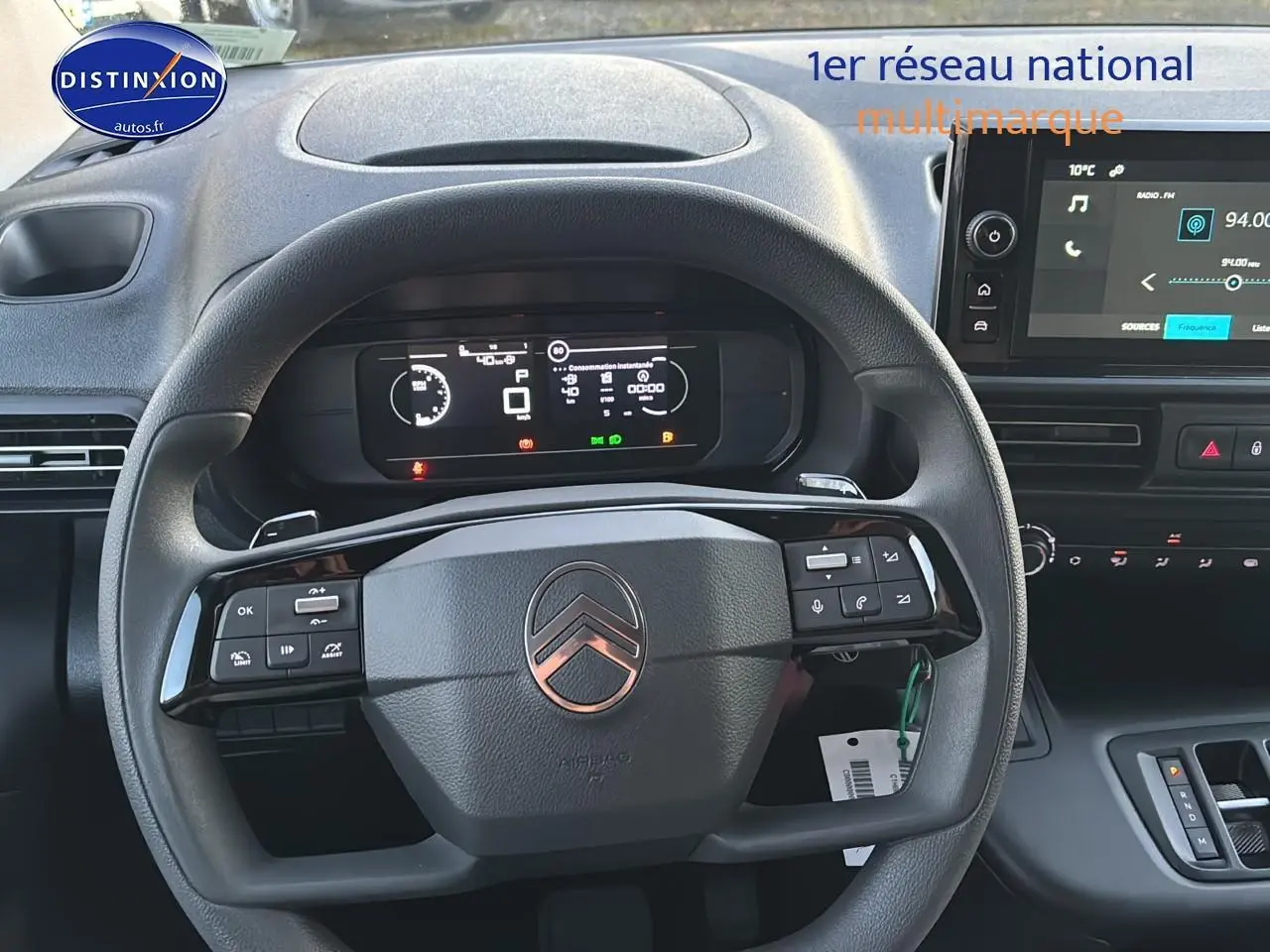 Vue intérieure centrée sur le volant multifonction noir du Citroën Berlingo Fourgon 2025 avec tableau de bord digital.
