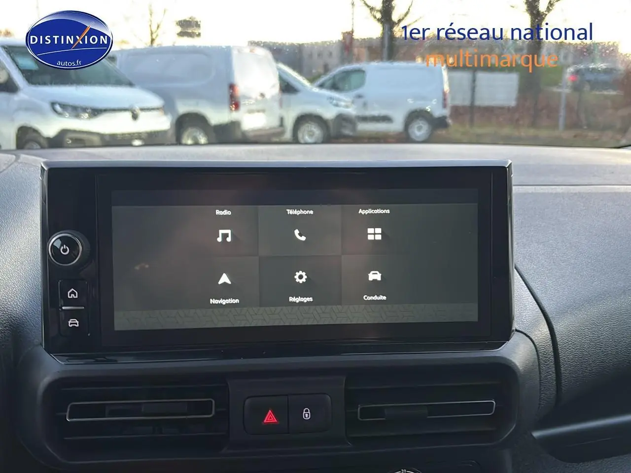 Écran tactile central du tableau de bord du Citroën Berlingo Fourgon blanc, vue intérieure frontale.