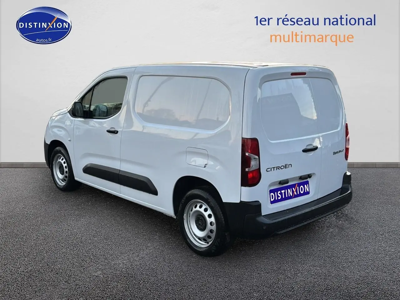 Vue 3/4 arrière droite du Citroën Berlingo Fourgon blanc avec porte latérale coulissante et double portes arrière.