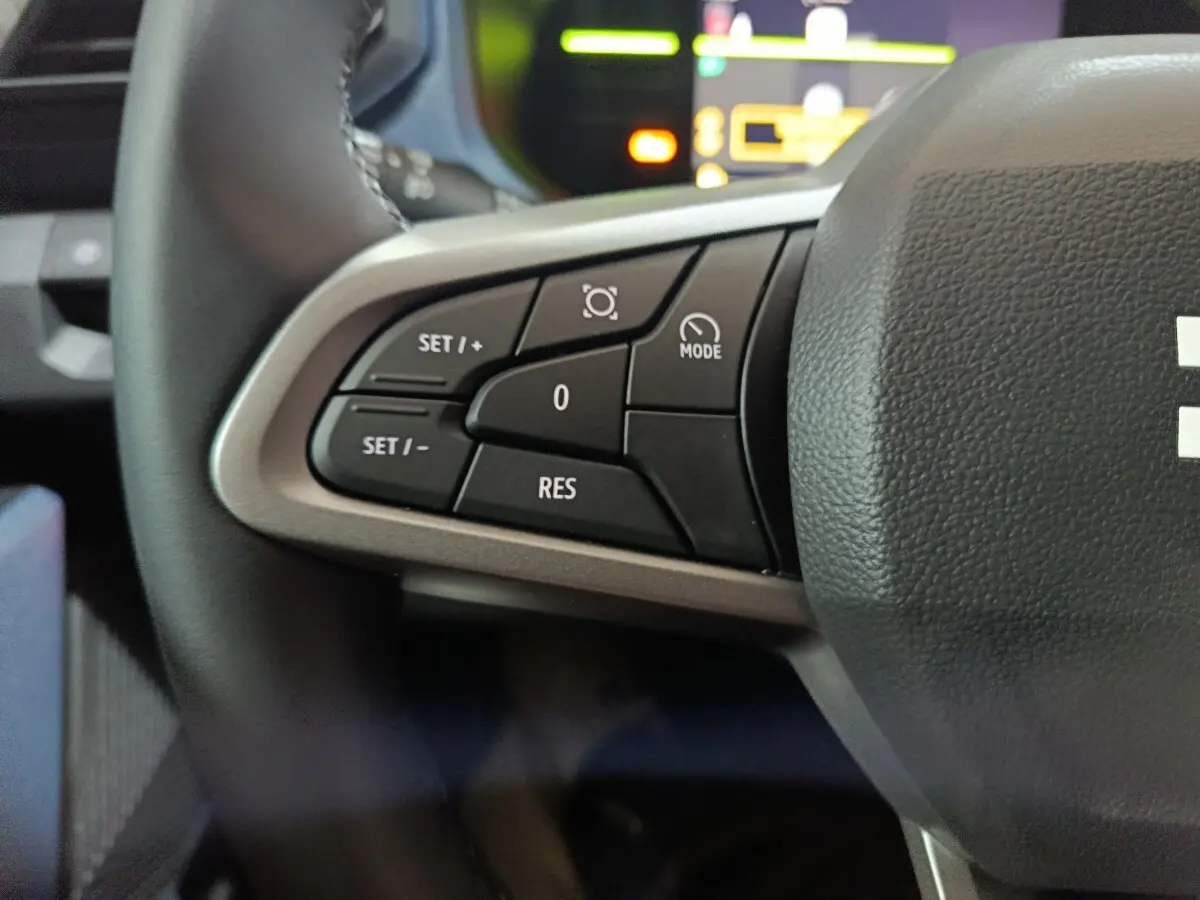 Gros plan sur les commandes au volant à gauche du Dacia Bigster 2025, avec boutons de régulateur de vitesse.