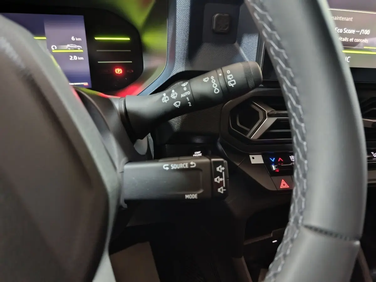 Gros plan sur la commande des clignotants et essuie-glaces du tableau de bord du Dacia Bigster 2025, intérieur noir.