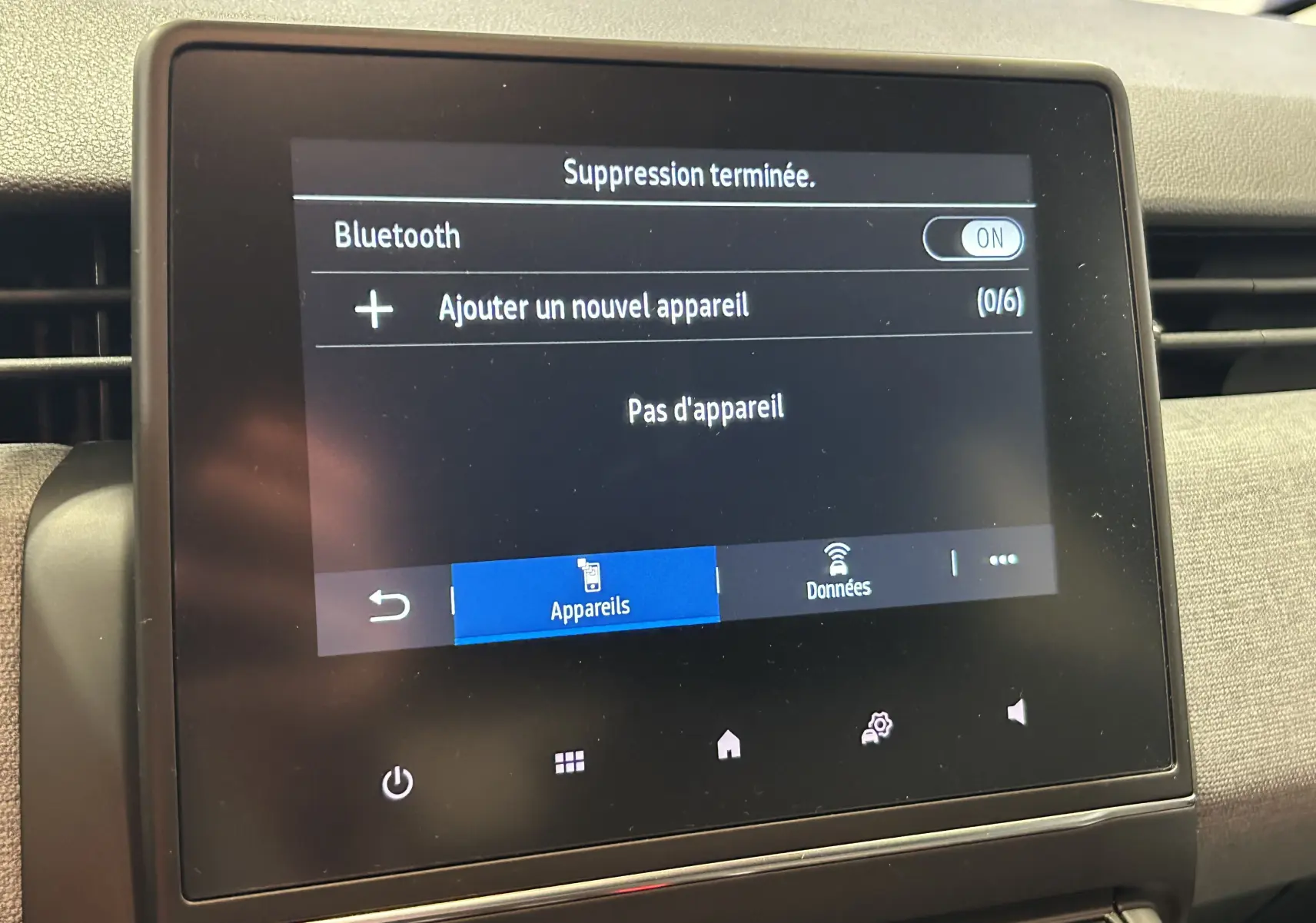Écran tactile central de la Renault Clio V blanc, affichant le menu Bluetooth pour ajouter un nouvel appareil.