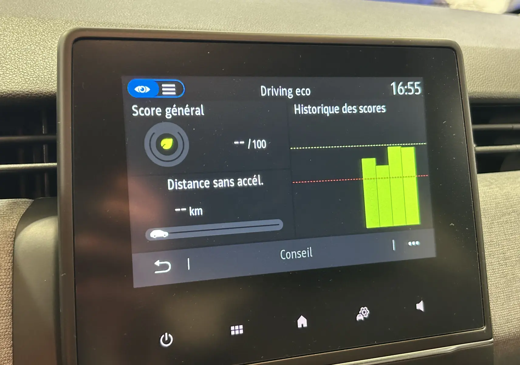 Écran tactile intérieur de la Renault Clio V blanc, affichant le score eco driving à 16h55.