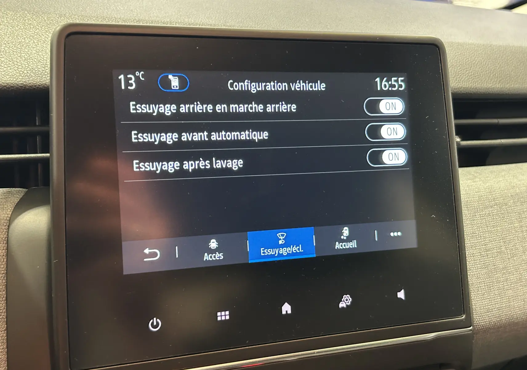 Écran tactile central de la Renault Clio V blanc affichant les réglages d'essuyage automatique et arrière.