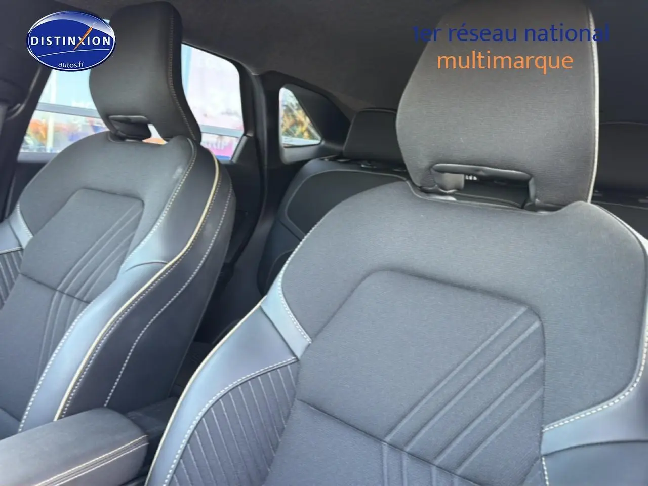 Gros plan sur les sièges avant tissu et cuir gris foncé de la Renault Symbioz 2025, finition Iconic.