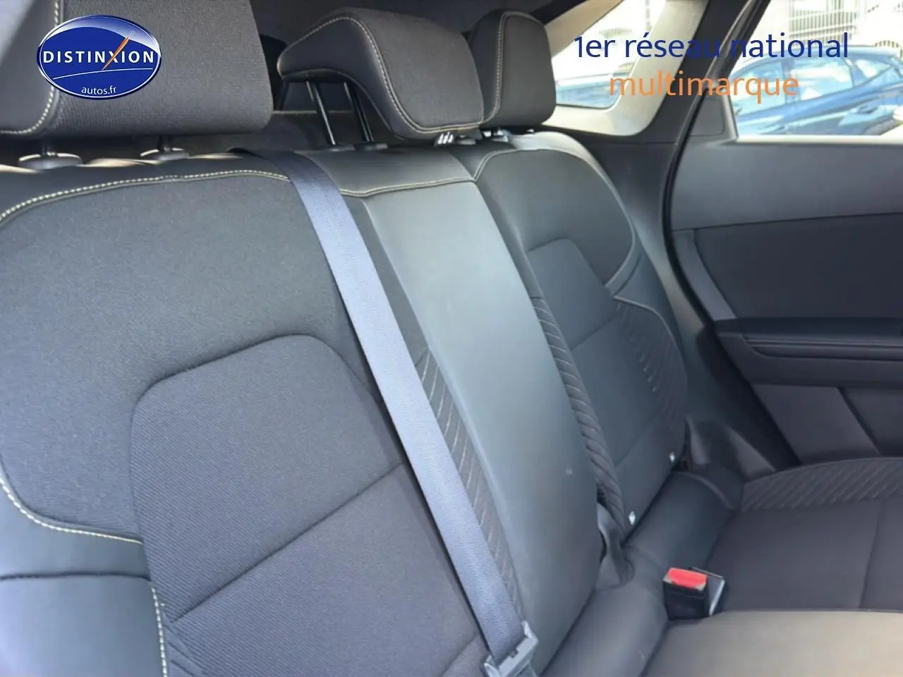 Vue intérieure côté droit montrant la banquette arrière noire avec ceinture de sécurité et appuie-têtes du Renault Symbioz 2025.