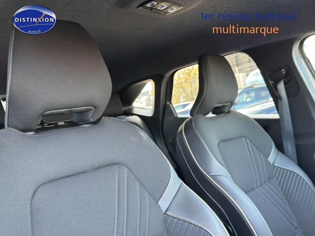 Vue intérieure rapprochée des sièges avant gris foncé de la Renault Symbioz 2025 avec surpiqûres contrastantes.