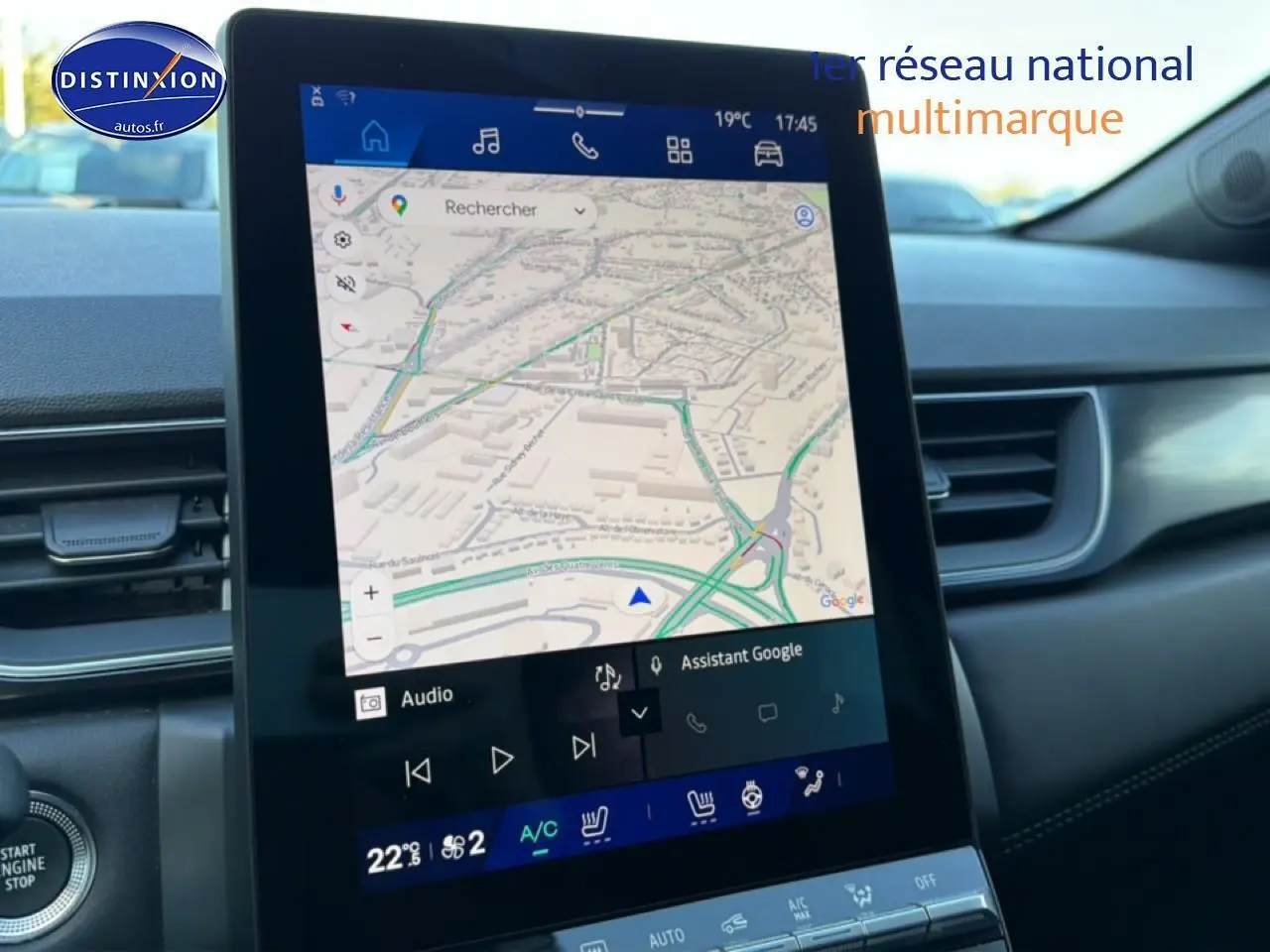 Vue rapprochée de l’écran tactile central du Renault Symbioz 2025 affichant la navigation GPS dans un intérieur noir.