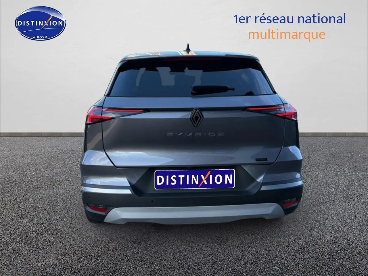 Vue arrière du Renault Symbioz gris foncé, mettant en valeur ses feux arrière fins et ses vitres arrière surteintées.