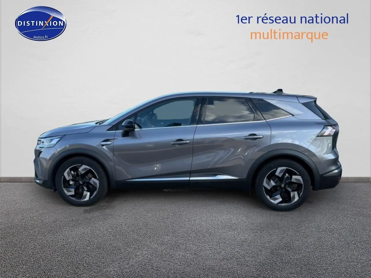 Profil droit d'un Renault Symbioz gris métallisé 2025 avec jantes noires et vitres arrière surteintées.