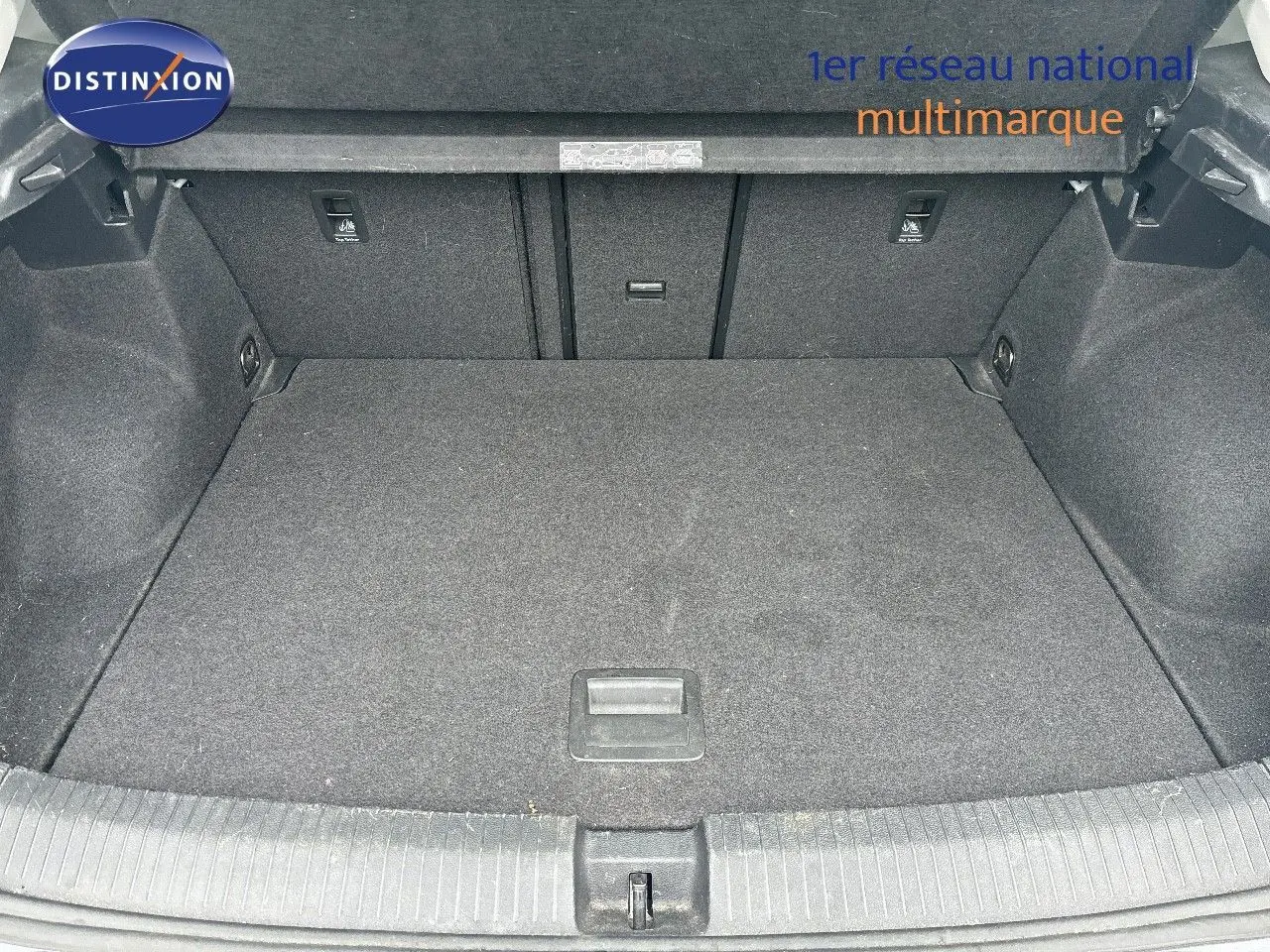 Coffre spacieux du Volkswagen T-Roc blanc argenté, vue intérieure depuis l'arrière avec banquette rabattable visible.