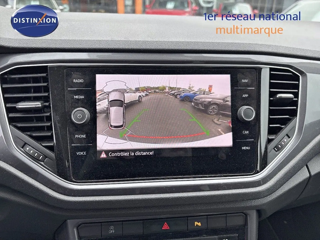 Affichage de la caméra de recul sur l'écran central du Volkswagen T-Roc blanc argenté, vue intérieure du tableau de bord.