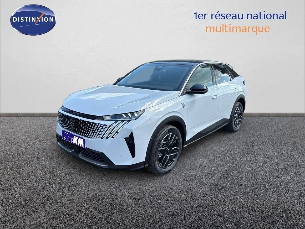 Peugeot 3008 blanc Okenite en 3/4 avant droit, toit noir et jantes alliage noires distinctives.