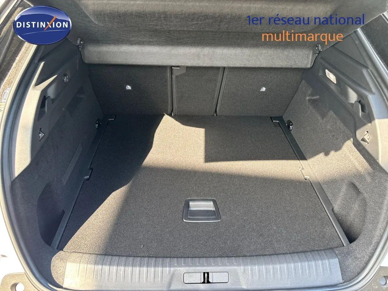 Coffre ouvert du Peugeot 3008 blanc Okenite, vue de l'arrière montrant un espace de chargement propre et spacieux.
