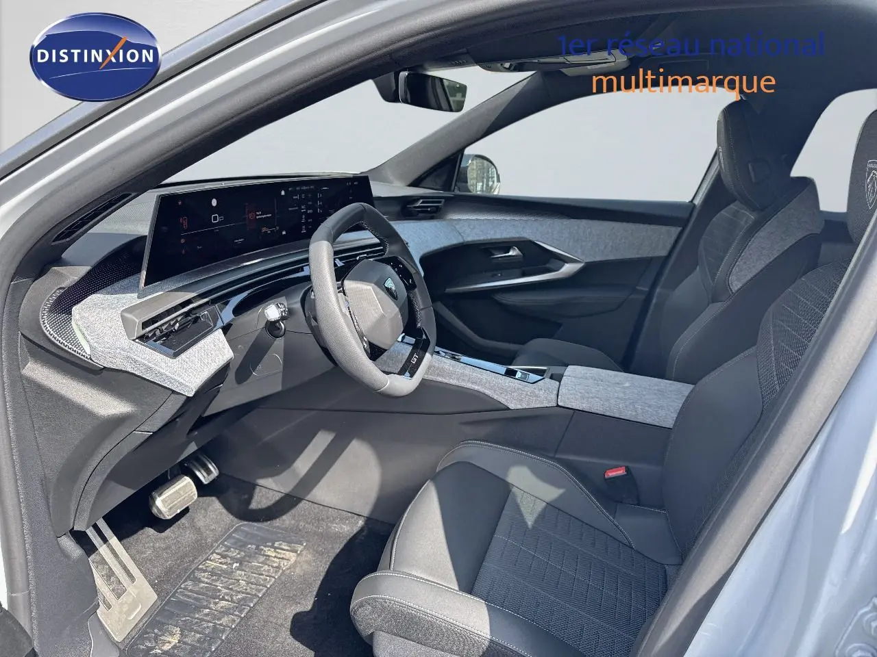 Intérieur du Peugeot 3008 2025 blanc Okenite, vue côté conducteur, tableau de bord moderne et sièges noirs en cuir tissu.