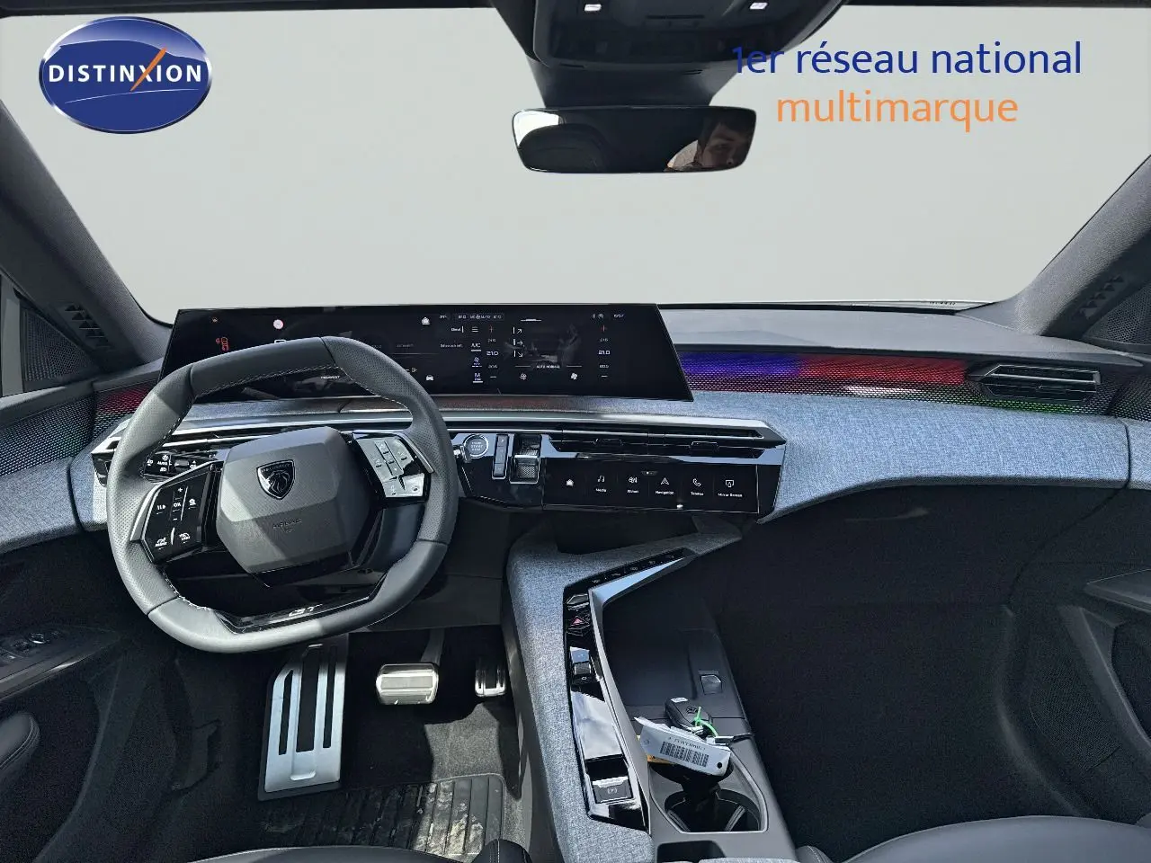 Intérieur moderne du Peugeot 3008 blanc, vue du tableau de bord et volant avec écran tactile panoramique.