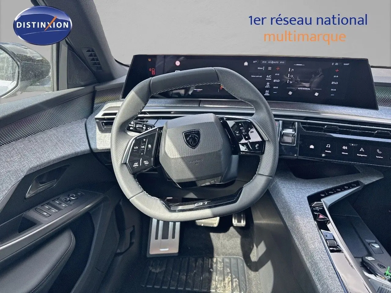 Vue intérieure centrée sur le volant GT et le tableau de bord numérique du Peugeot 3008 hybride 2025.