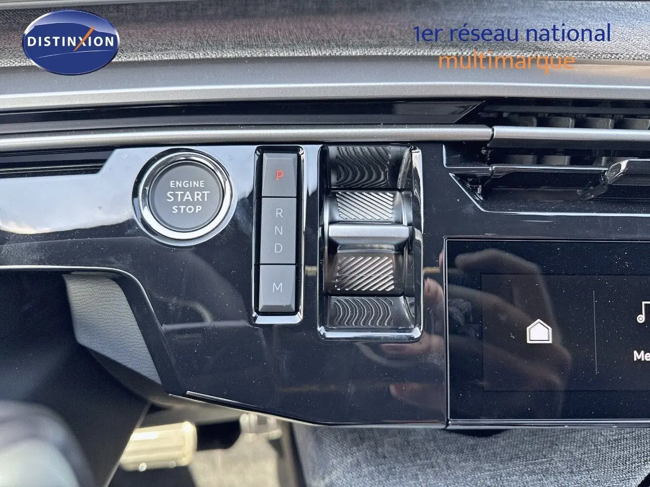 Détail de la console centrale du Peugeot 3008 blanc Okenite 2025 avec bouton start/stop et commandes de boîte auto.