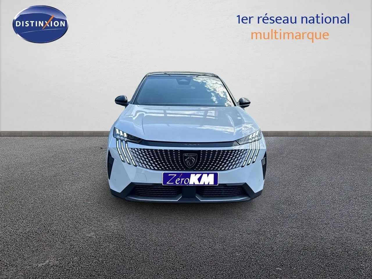 Vue frontale d'un Peugeot 3008 blanc Okenite avec calandre noire et feux LED distinctifs allumés.