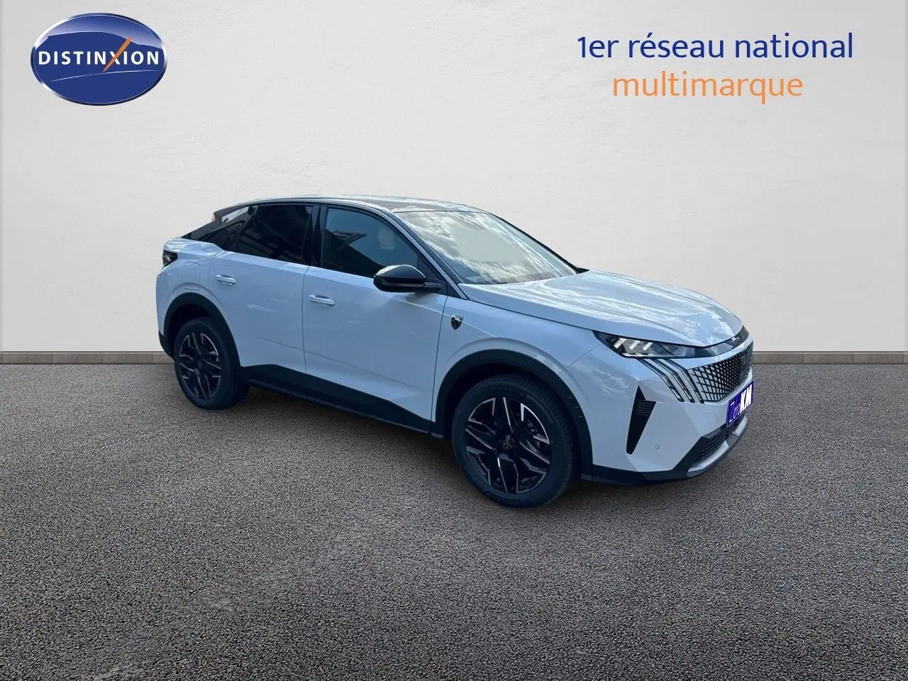 Peugeot 3008 hybride blanc Okenite en 3/4 avant droit, avec jantes noires et toit noir contrasté.