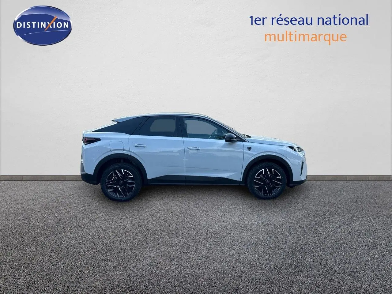 Profil côté gauche d'un Peugeot 3008 blanc okenite 2025 avec toit noir et jantes noires stylisées.