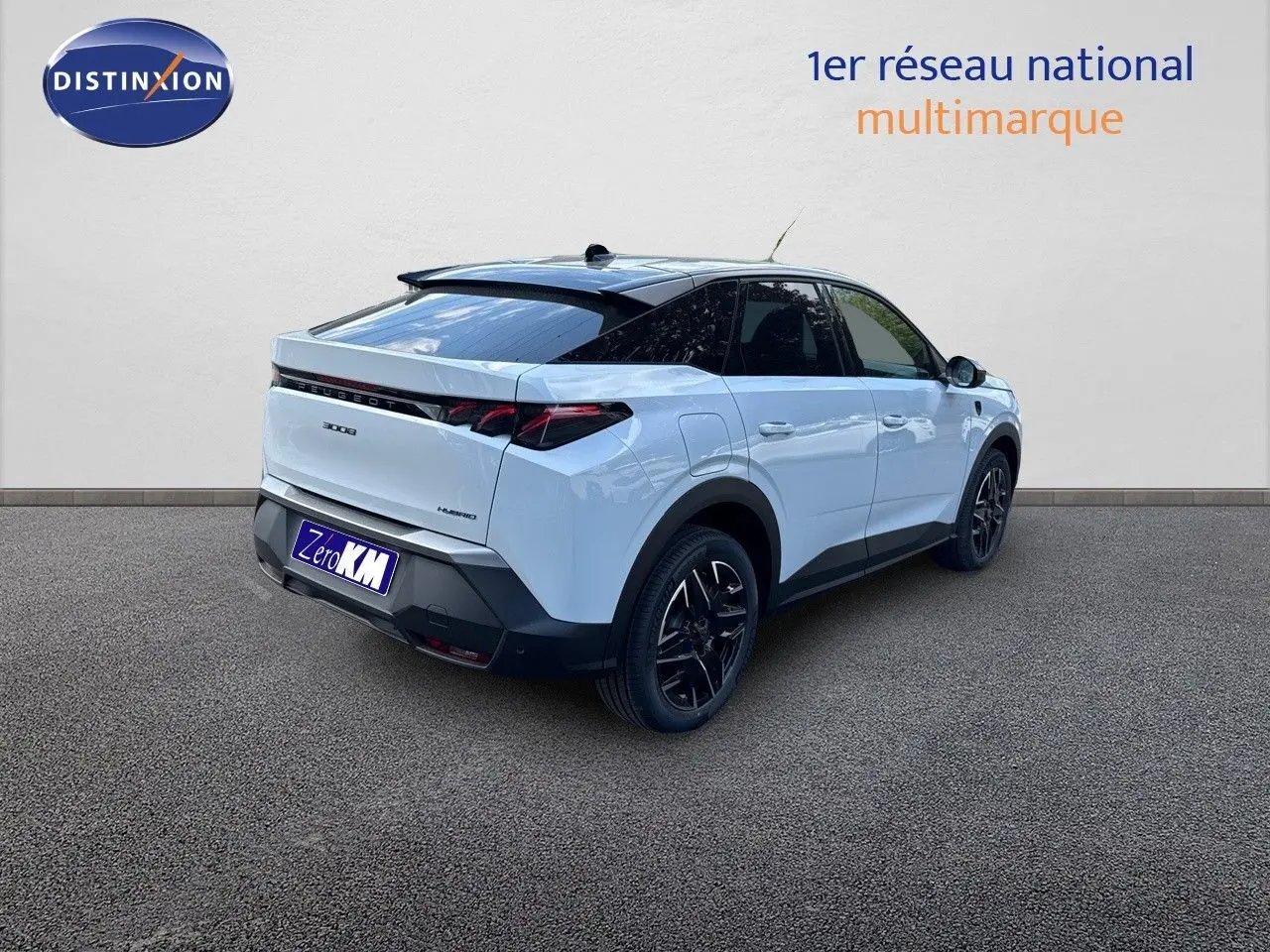 Peugeot 3008 blanc okenite en 3/4 arrière droit, soulignant son design moderne et ses jantes noires biton.