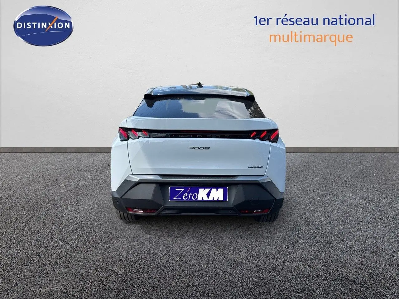 Vue arrière d'un Peugeot 3008 blanc Okenite hybride 2025 avec feux LED caractéristiques et hayon fermé.