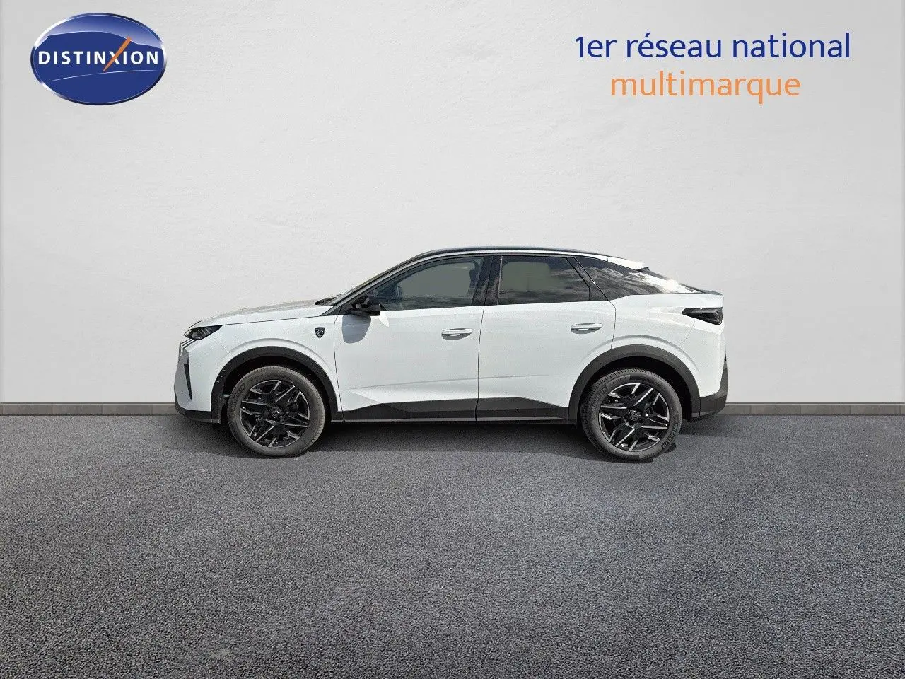 Profil latéral droit du Peugeot 3008 blanc Okenite 2025, version hybride essence avec jantes noires distinctives.