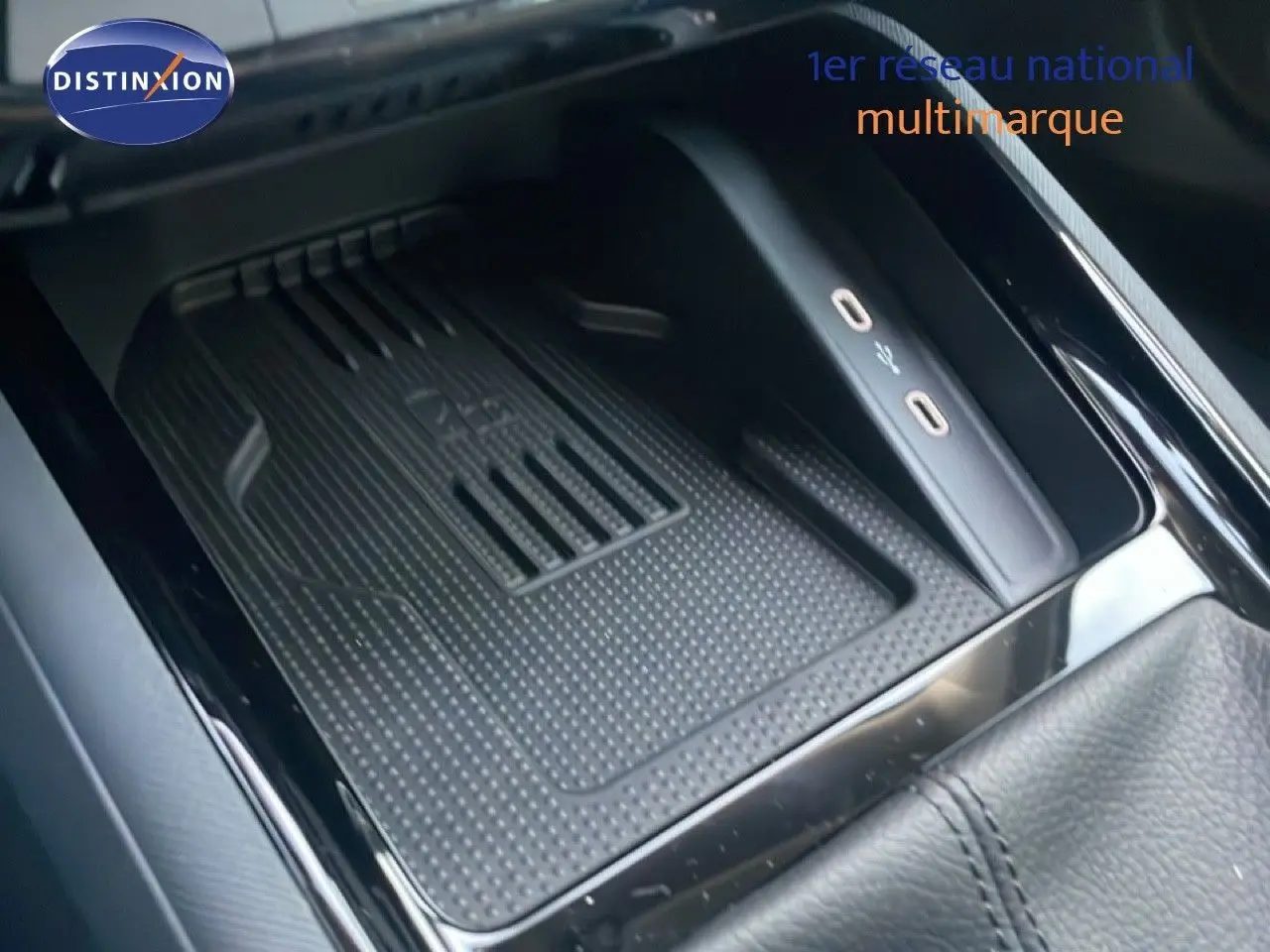 Gros plan sur la console centrale du Skoda Kamiq avec zone de charge sans fil et ports USB-C visibles.