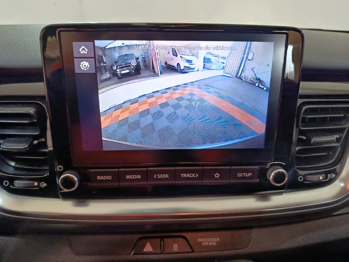 Vue rapprochée de l’écran tactile central du Kia Stonic gris clair 2022 affichant la caméra de recul avec guidage.