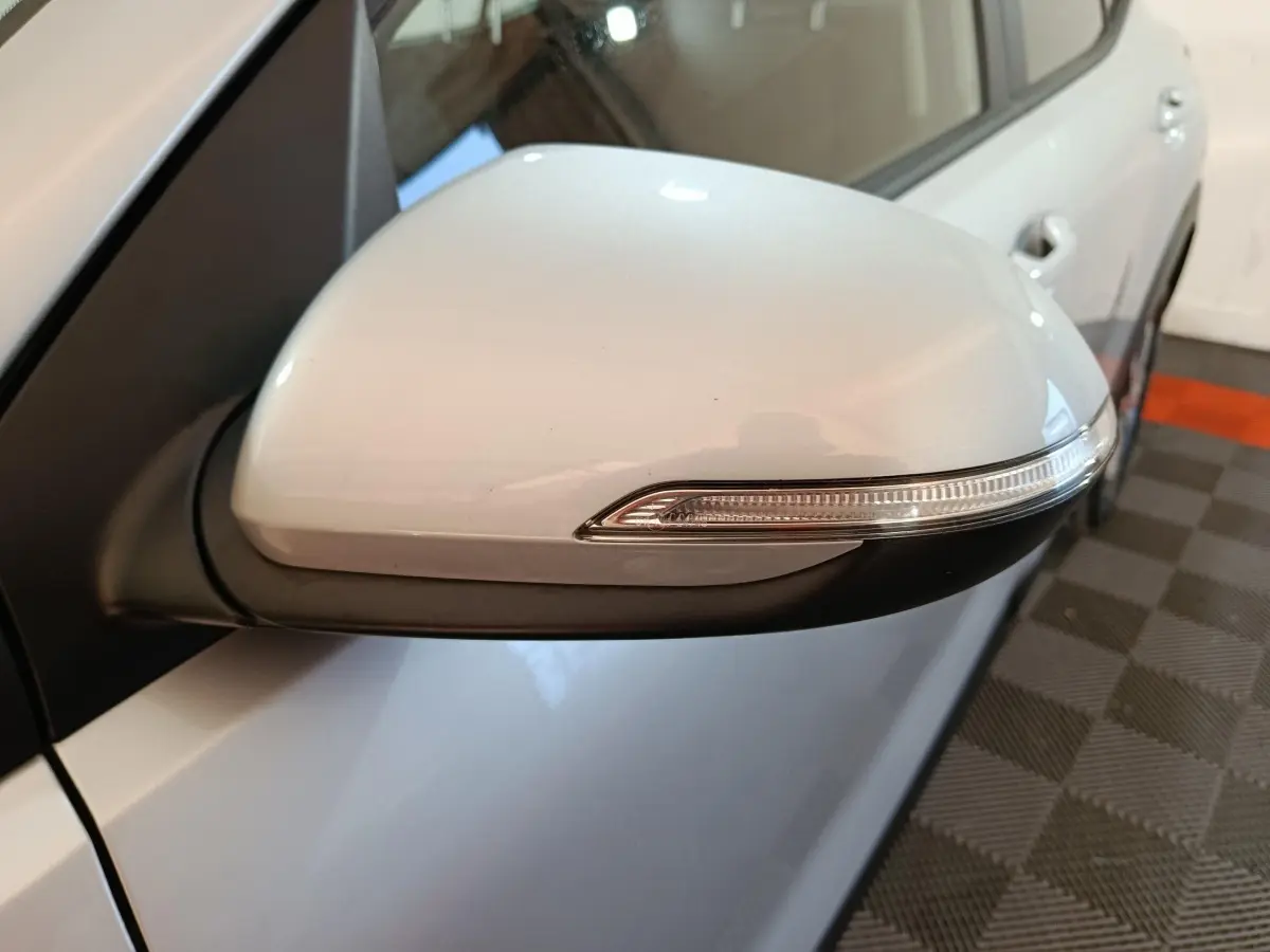 Rétroviseur côté gauche gris clair de la KIA STONIC 1.0 T-GDI 2022 avec clignotant intégré, vue rapprochée.
