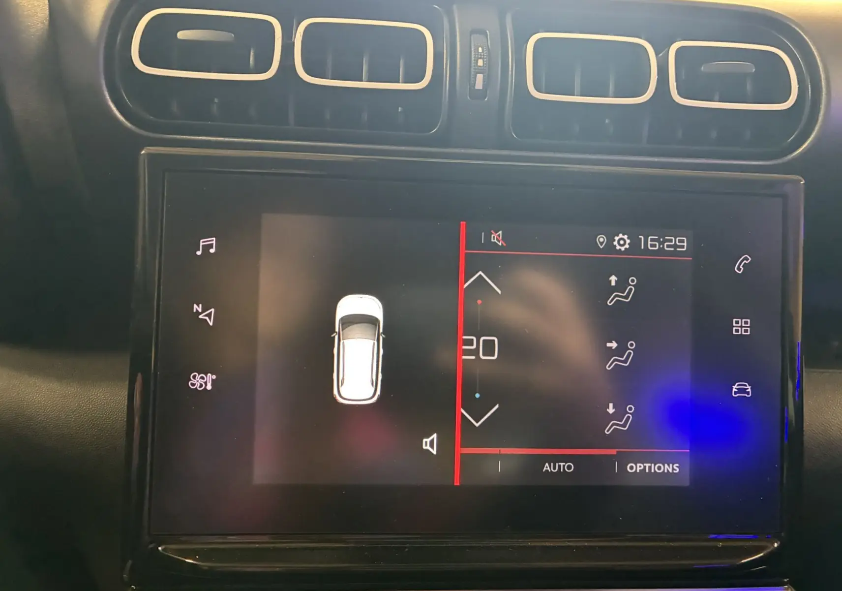 Écran tactile central affichant la climatisation automatique et la vue du véhicule intérieur du Citroën C3 Aircross 2023.