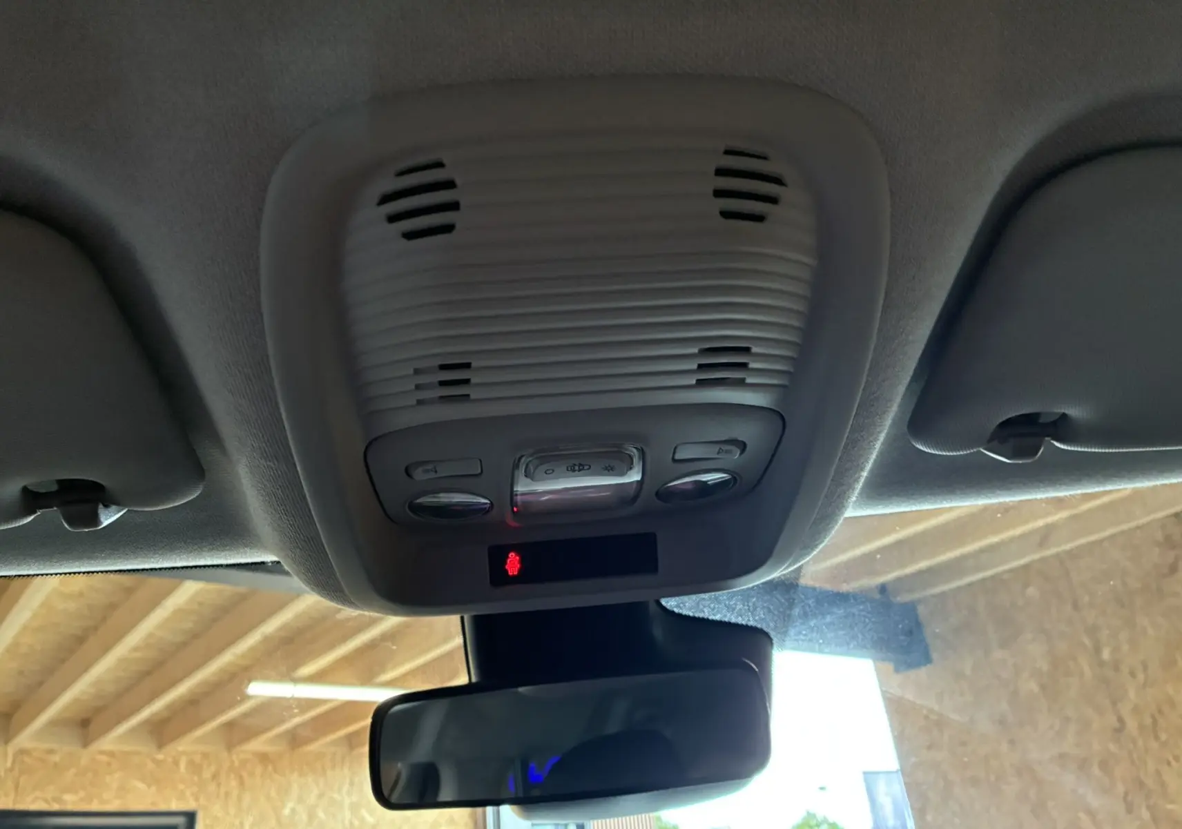 Plafonnier intérieur gris avec commandes d'éclairage et rétroviseur central du Citroën C3 Aircross 2023.