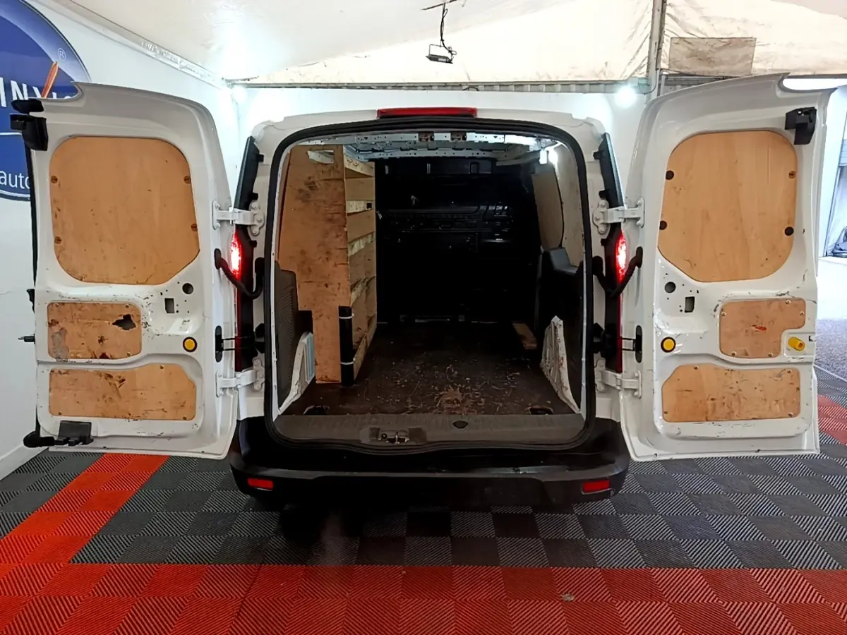 Vue arrière du Ford Transit Fourgon blanc 2022 avec portes ouvertes et intérieur de chargement en bois.